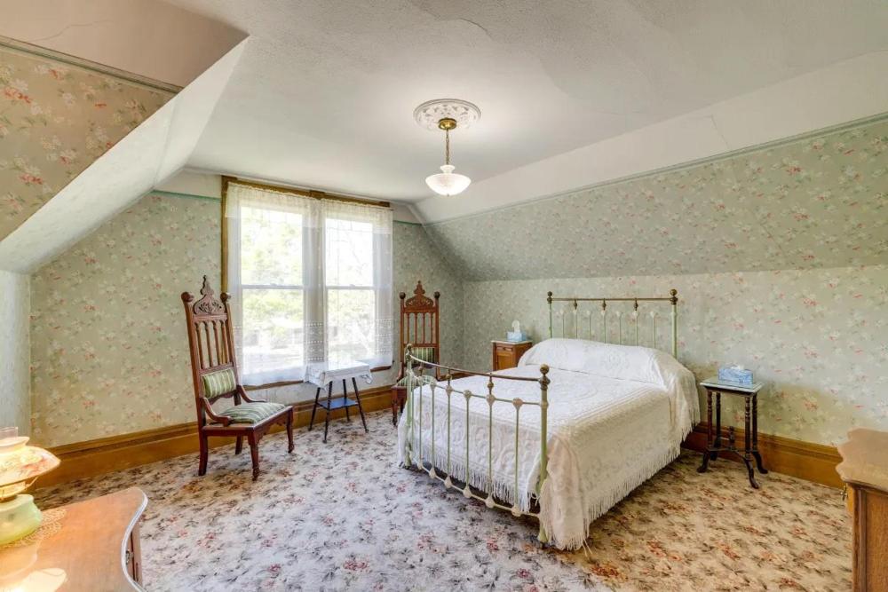 Queen Room with Shared Bathroom interior