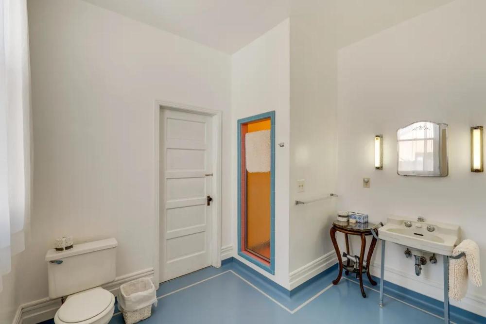Deluxe Queen Room interior