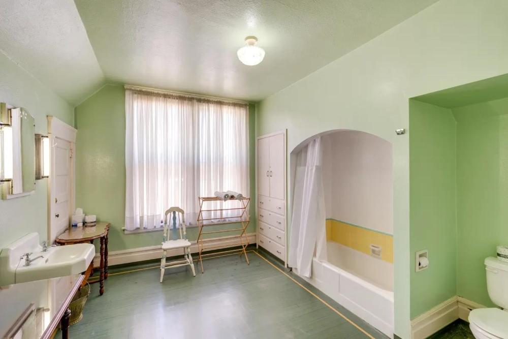 Budget Twin Room interior